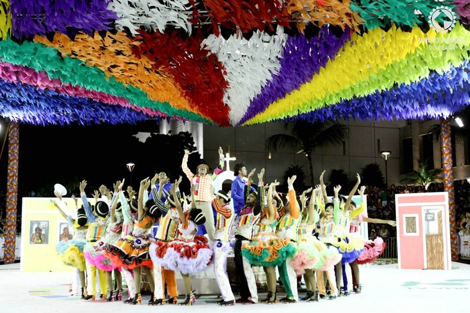 Estrela do Luar em 2015 com o tema É festa no arraiá, corre pro terreiro que a bandinha vai tocar!